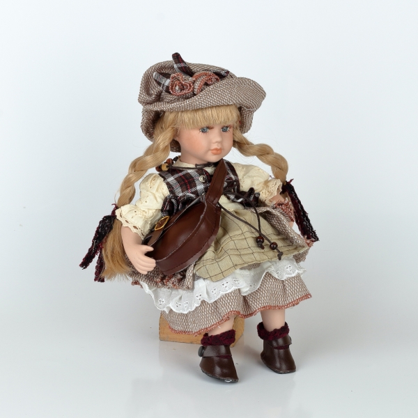 Porcelánová panenka 30cm sedící