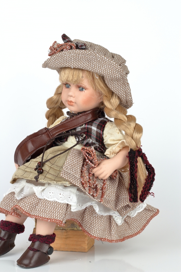 Porcelánová panenka 30cm sedící