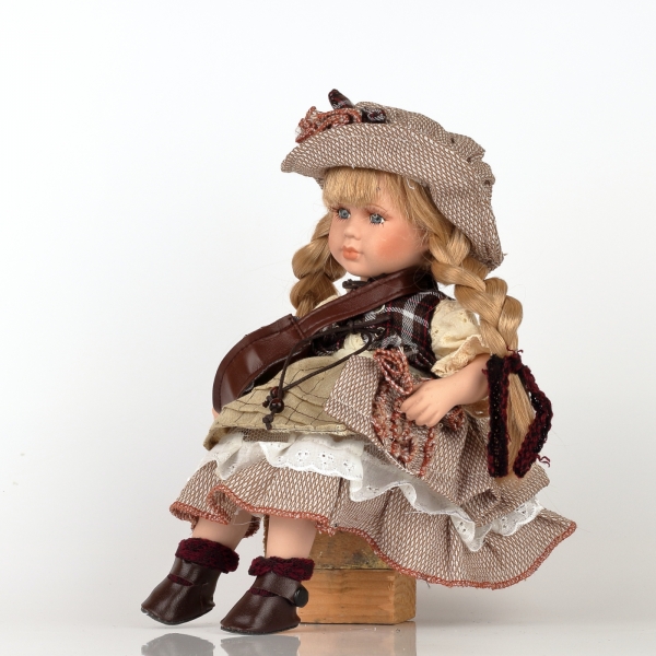 Porcelánová panenka 30cm sedící