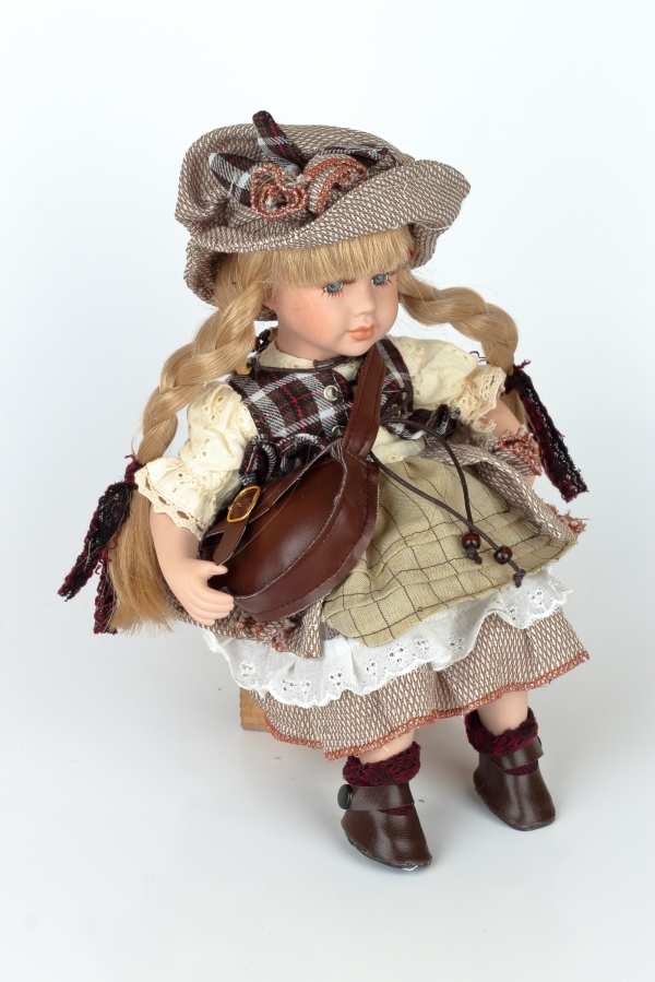 Porcelánová panenka 30cm sedící