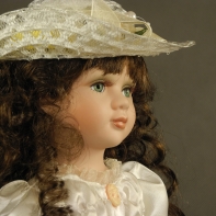 Porcelánová panenka 40 cm Emílie