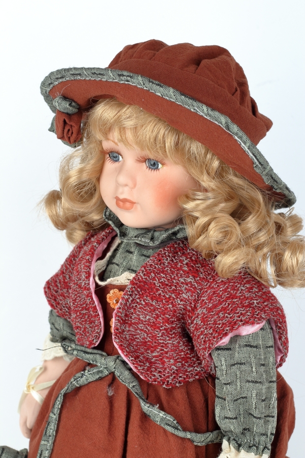 Porcelánová panenka Adina s košíčkem 42cm