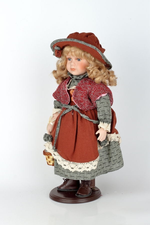 Porcelánová panenka Adina s košíčkem 42cm