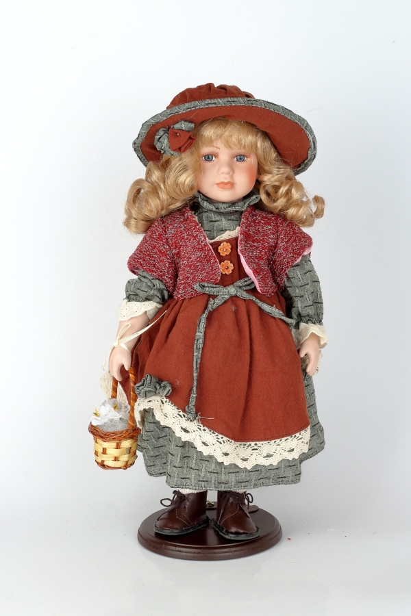 Porcelánová panenka Adina s košíčkem 42cm