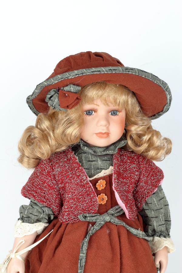 Porcelánová panenka Adina s košíčkem 42cm