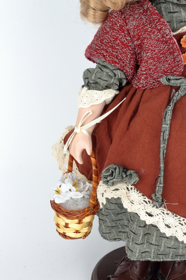 Porcelánová panenka Adina s košíčkem 42cm