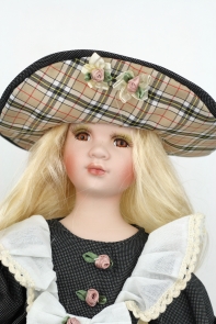 Porcelánová panenka Emma 40cm