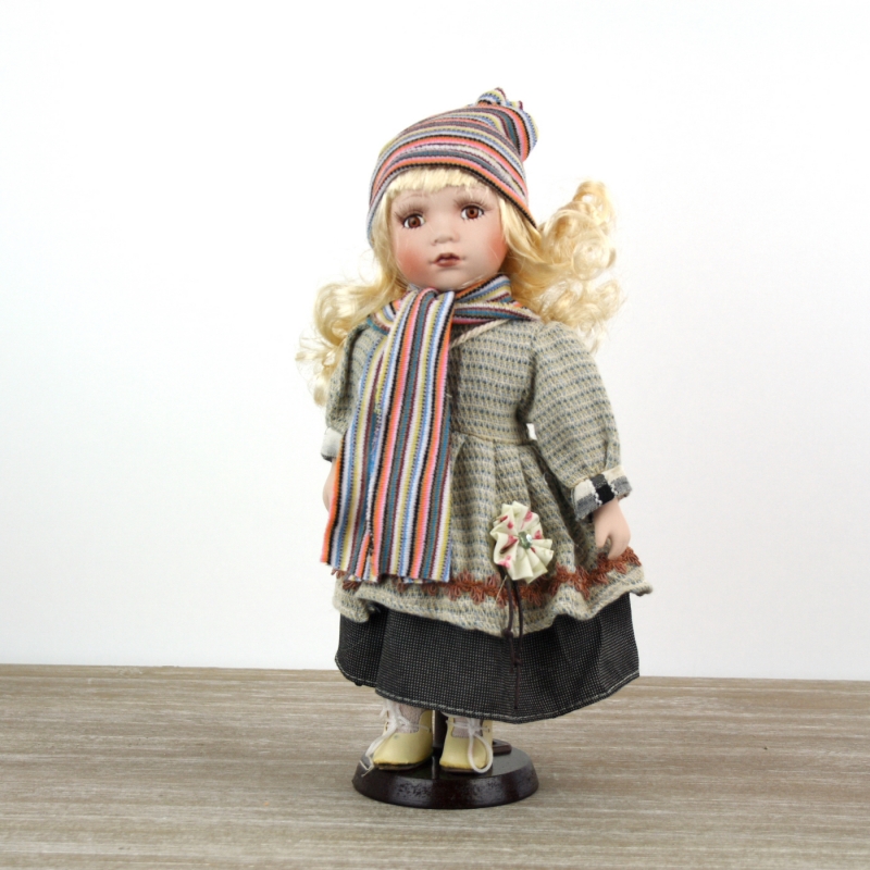 Porcelánová panenka Laura 30cm