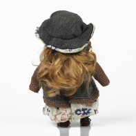 Porcelánová panenka modrý klobouk a zástěra 20cm