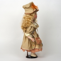 Porcelánová panenka ručně malovaná - blondýnka v šatečkách 56cm