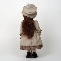 Porcelánová panenka ručně malovaná hnědovláska s medvídkem 56cm