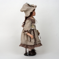 Porcelánová panenka ručně malovaná hnědovláska s medvídkem 56cm