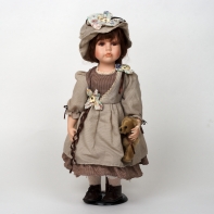 Porcelánová panenka ručně malovaná hnědovláska s medvídkem 56cm