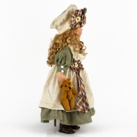 Porcelánová panenka s medvídkem a látkovou kiticí 56cm