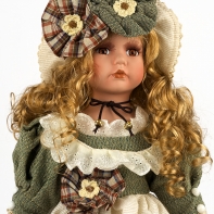 Porcelánová panenka s medvídkem a látkovou kiticí 56cm