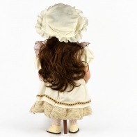 Porcelánová panenka s perlovým náhrdelníkem 56cm