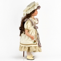 Porcelánová panenka s perlovým náhrdelníkem 56cm