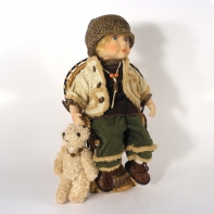 Porcelánová panenka sedící chlapec 28cm