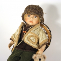 Porcelánová panenka sedící chlapec 28cm