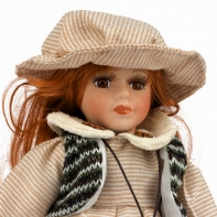 Porcelánová panenka v béžových šatičkách 20cm