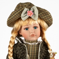 Porcelánová panenka v šatečkách s medvídkem 42cm