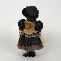 Porcelánová panenka ve svátečních šatech s medvídkem 41cm