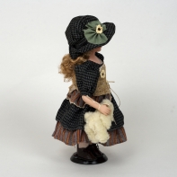 Porcelánová panenka ve svátečních šatech s medvídkem 41cm