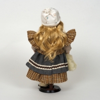 Porcelanová panenka ve svátečních šatech s šálou 42cm