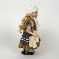Porcelanová panenka ve svátečních šatech s šálou 42cm