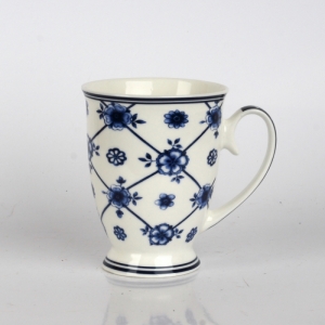 Porcelánový hrnek modré květy mřížka 11cm