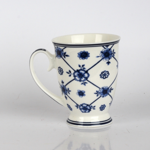 Porcelánový hrnek modré květy mřížka 11cm