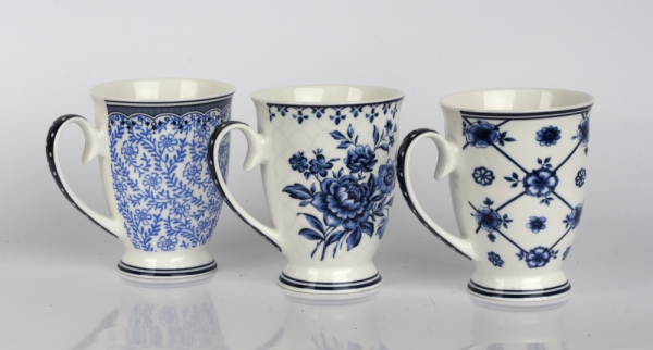 Porcelánový hrnek s uchem modré květy 7cm