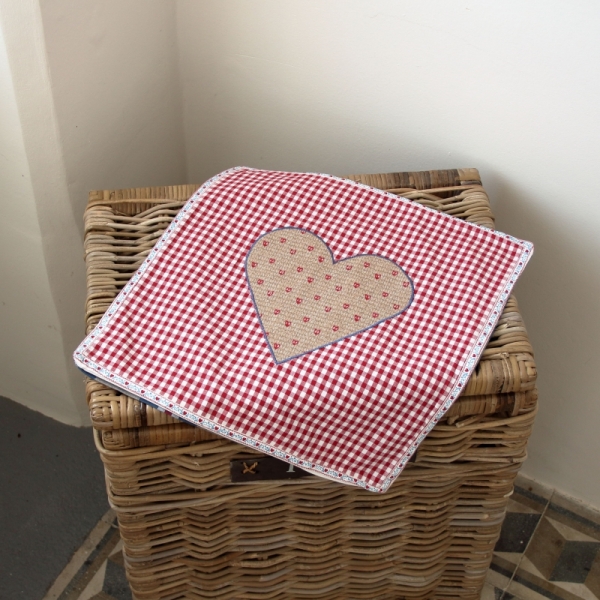 Povlak na polštář kostkovaný se srdcem 40x40cm
