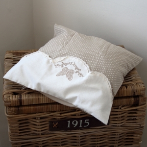 Povlak na polštář puntíkovaný s motýlem 40x40cm