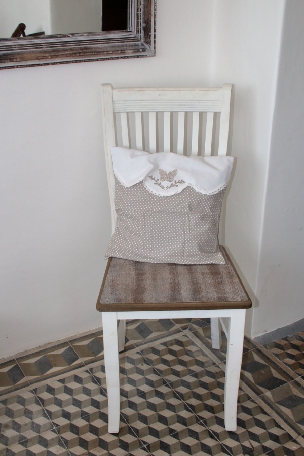 Povlak na polštář puntíkovaný s motýlem 40x40cm