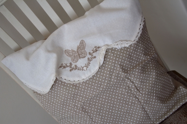 Povlak na polštář puntíkovaný s motýlem 40x40cm