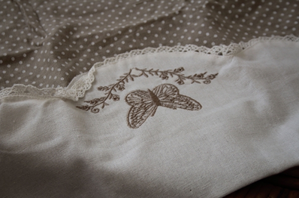 Povlak na polštář puntíkovaný s motýlem 40x40cm