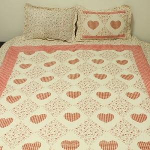 Přehoz na dvoulůžko patchwork + 2 povlaky na polštáře růžové srdce