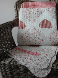 Přehoz na dvoulůžko patchwork + 2 povlaky na polštáře růžové srdce