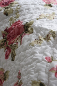 Přehoz na postel bílý s květy 250x230cm