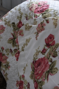 Přehoz na postel bílý s květy 250x230cm