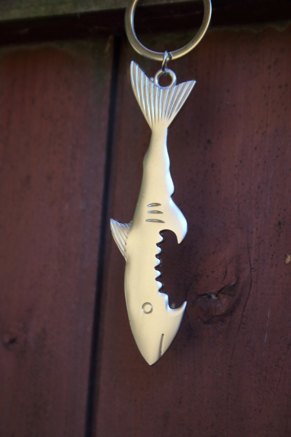 Přívěsek na klíče žralok otvírák