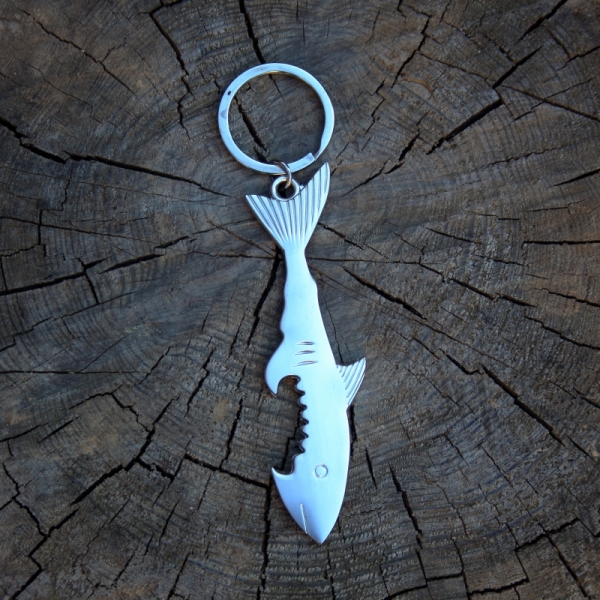 Přívěsek na klíče žralok otvírák