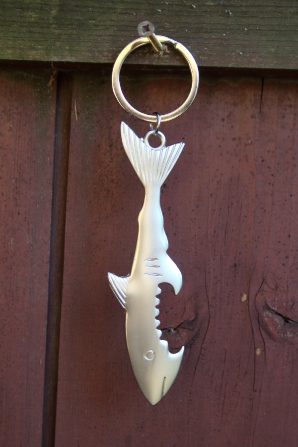 Přívěsek na klíče žralok otvírák