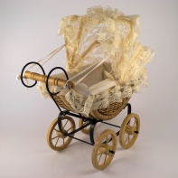 Proutěný kočárek pro panenky - krajka 37x32x22cm