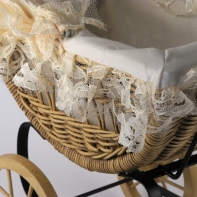 Proutěný kočárek pro panenky - krajka 37x32x22cm