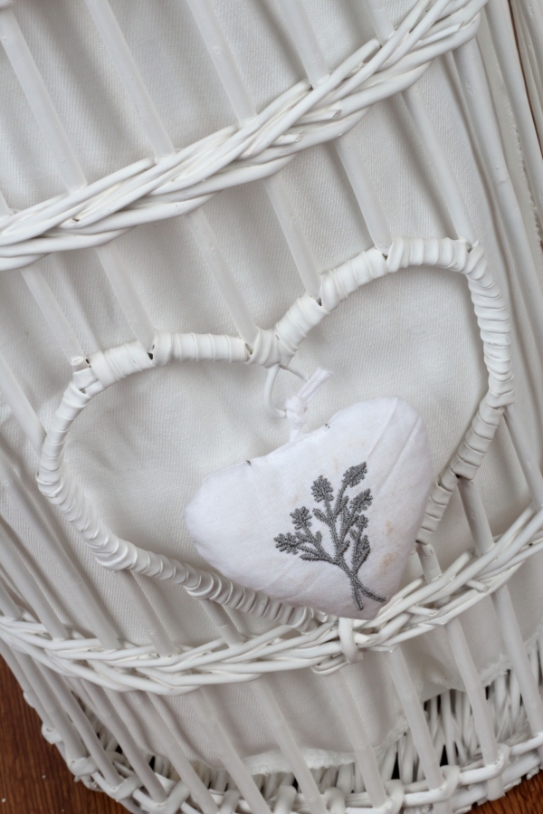 Proutěný koš na prádlo bílý levandulové srdce 45cm