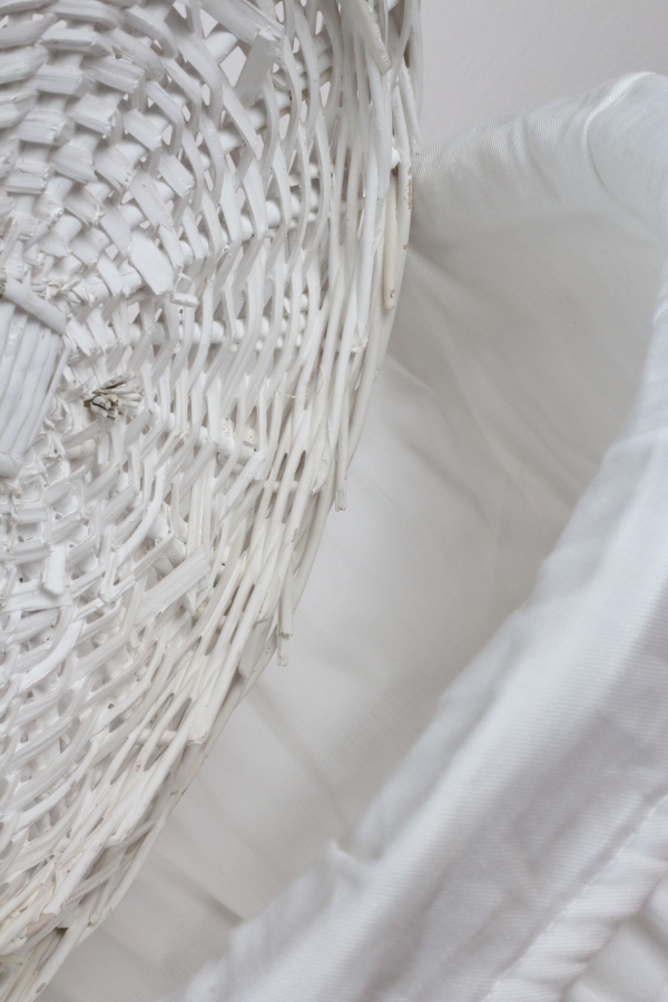 Proutěný koš na prádlo bílý levandulové srdce 51cm