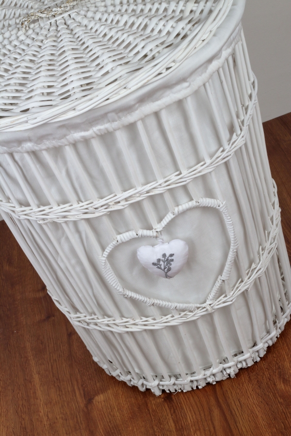 Proutěný koš na prádlo bílý levandulové srdce 59m