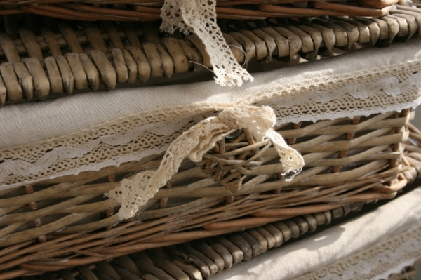 Proutěný koš s víkem a krajkou 30cm